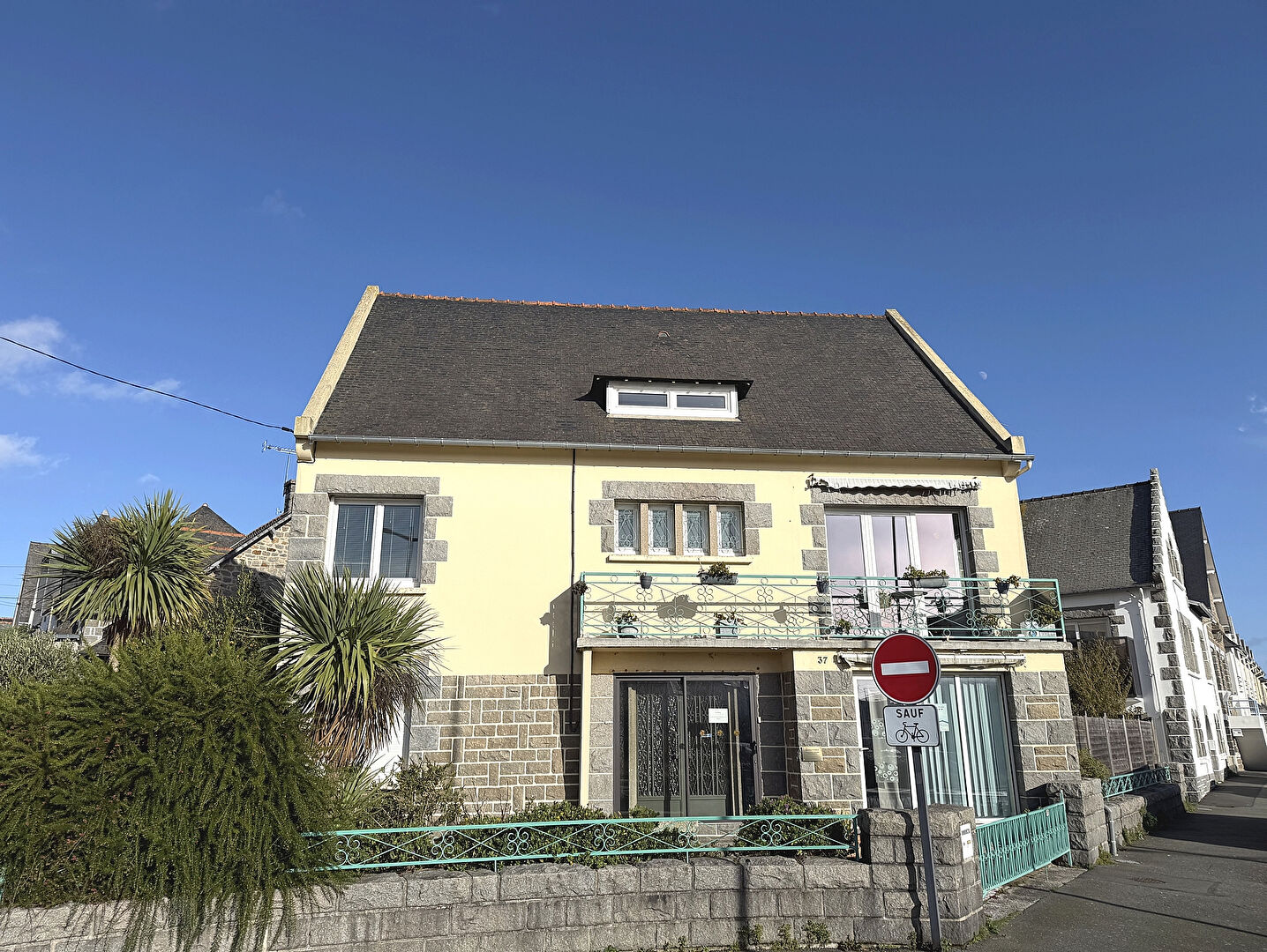 Maison de ville sur 465 m2 de terrain, garage
