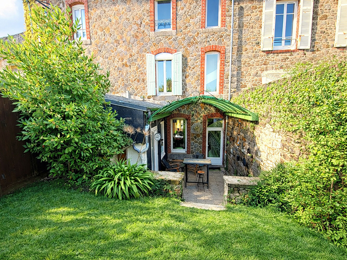 Maison de ville avec terrasse et jardinet