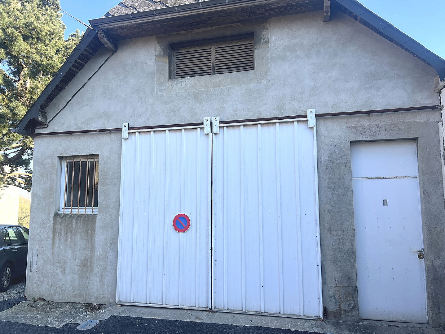 ENTREP�T / HANGAR , terrain 142m2