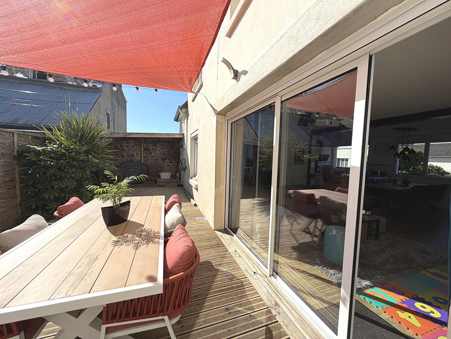 Maison de ville r�nov�e avec terrasse et garage