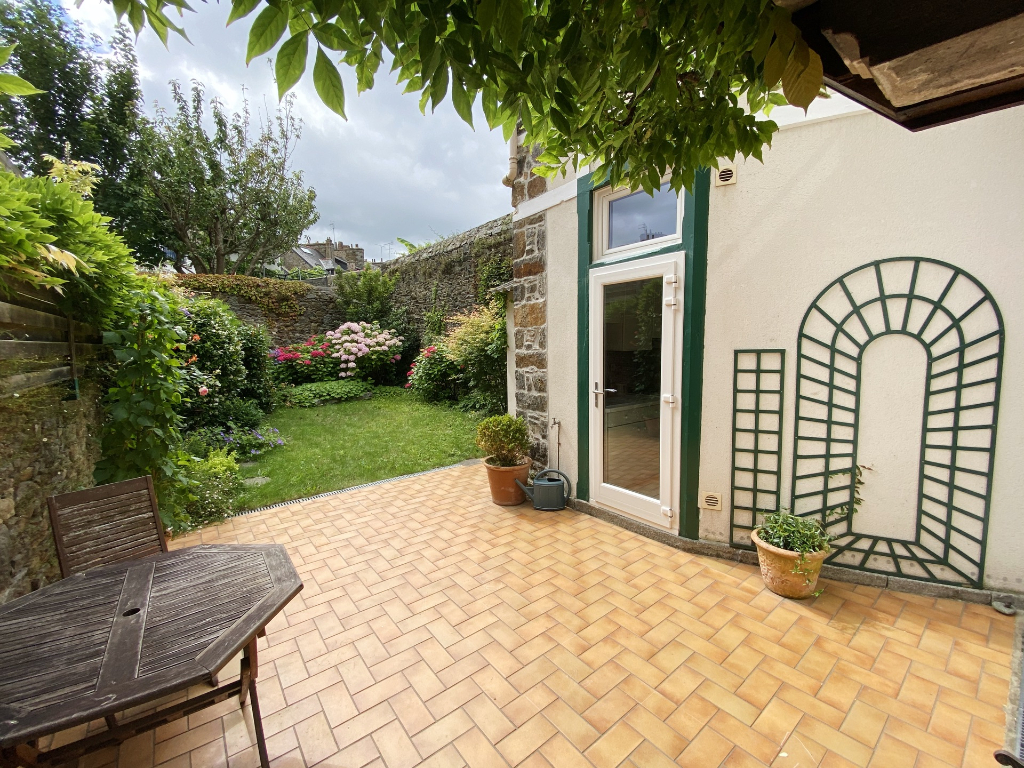 Maison de ville en pierre avec jardin clos