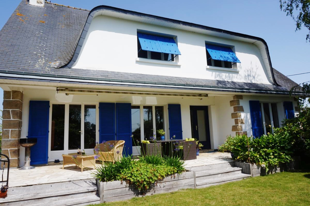 Belle maison sur 898m2 de terrain arbor�